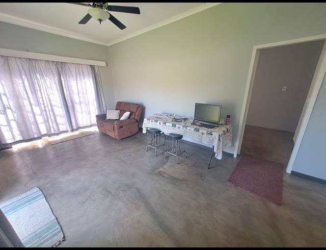 1 BEDROOM FLAT TO LET IN THREE RIVERS